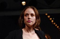 Model Berjalan di Catwalk London Fashion Week Sambil Gunakan Pompa ASI