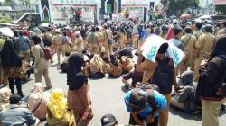Ratusan Pegawai Honorer di Karawang Demo Tolak Seleksi CPNS 2018