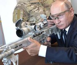Momen Putin Pamer Keahlian Menembak Pakai Senapan Khusus Sniper Rusia