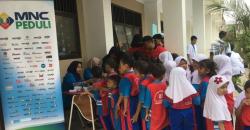 MNCTV Bagikan Kacamata Gratis di SDN 02 Pondok Aren