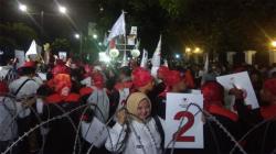 Massa Pendukung Saling Saut Teriakkan Dukungan dan Nomor Urut