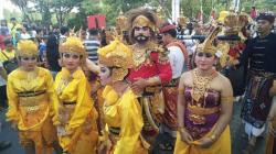 Peserta Parade Festival Budaya Curi Perhatian Warga Bali
