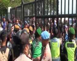Suporter Persib Sempat Jebol Pintu Stadion GBLA dan Bentrok dengan Aparat