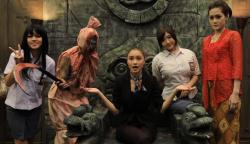 Ada Caitlin Halderman & Marsha Aruan di DreadOut The Movie