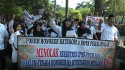 Ratusan Guru Honorer di Pekalongan Tuntut Diangkat Jadi PNS Tanpa Tes