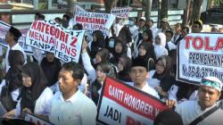 Ribuan Guru dan Pegawai Honorer di Cilacap Demo Tolak Aturan CPNS