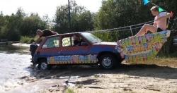 Bermodal Kotak Jus, Pria Ini Sulap Mobil Jadi Perahu