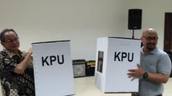 KPU Pastikan Kotak Suara Berbahan Kardus Sama Kuat dengan Aluminium