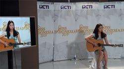 Tak Hanya Cantik, Peserta Miss Indonesia Ini Juga Pandai Bermain Gitar