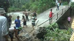 Banjir Bandang Terjang Padang Pariaman, Puluhan Warga Terisolasi