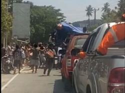 Dikawal Petugas, Warga Tetap Jarah Mobil Bantuan Korban Gempa Palu