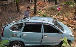 Mobil Xenia Terjun ke Pekarangan di Wates, 7 Orang Luka-Luka