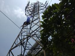 Aksi Pria Panjat Tiang SUTET di Gambir Hebohkan Warga