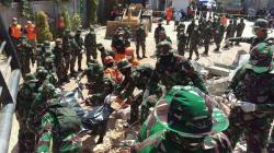 Prajurit TNI Kembali Evakuasi 8 Jenazah di Hotel Roa Roa Palu<