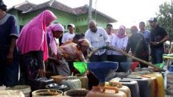 Partai Perindo Bagikan 32.000 Liter Air Bersih di Desa Slangit Cirebon