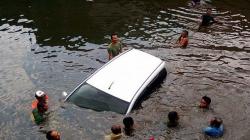 Salah Injak Rem, Honda Jazz Terjun Bebas ke Sungai di Banyumas