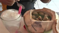 Begini Sensasinya Makan Bakso dalam Mangkuk Kelapa Muda di Kendal