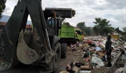 Prajurit TNI Kodam XIII Merdeka Bersih-Bersih Puing dan Sampah di Palu