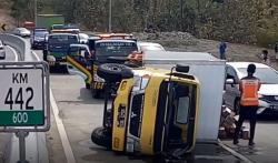 Pecah Ban, Truk Bermuatan Pakan Kucing Terguling di Tol Semarang