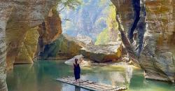 Jelajahi Cikahuripan, Sungai Eksotis Bandung yang Mirip Green Canyon