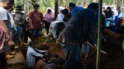 3 Jenazah Korban Banjir Bandang Tanah Datar Dimakamkan 1 Liang Lahat