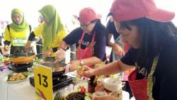 Lomba Memasak Mie Tiauw Curi Perhatian di FPL Pontianak