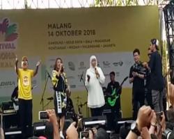 Khofifah Duet Bareng Siti Badriah Meriahkan Panggung FPL Malang