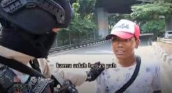 Nasihati Pelaku Parkir Liar, Polisi Hukum Pengguna Motor Tanpa Helm