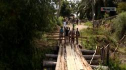 Pemerintah Tak Tanggap Jembatan Rusak, Warga Aceh Timur Blokade Jalan