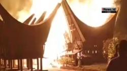 Rumah Adat di Toraja Ludes Terbakar, Petugas Kesulitan Padamkan Api