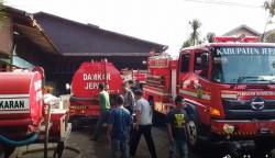 Warga Bakar Semak, Pabrik Mebel di Jepara Nyaris Ludes Terbakar