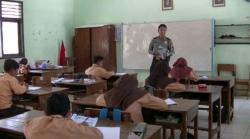 Guru Honorer Mogok Kerja, Polisi Gantikan Mengajar di Gunungkidul