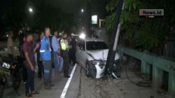 Diduga Sopir Ngantuk, BMW Tabrak Tiang Listrik di Tubagus Angke