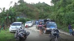 Ratusan Pengendara Terjebak Longsor di Jalan Mamuju dan Mamasa