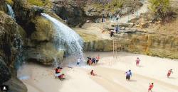 Jelajahi Keunikan Banyu Tibo Pacitan, Pantai dan Air Terjun Jadi Satu