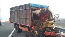 Truk Kayu Oleng di Tol Palindra Palembang, Sopir dan Kernet Tewas
