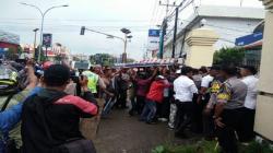 Warga Perantauan Arak Jenazah Korban Penganiayaan ke Polres Sorong