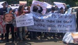 Desak Ahmad Dhani Ditahan, Massa Demo Polda Jatim Bawa Keranda Mayat