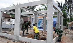 TNI Bantu Warga Bangun Rumah Risha di Sumbawa Barat