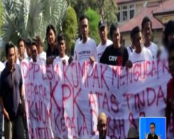 Bupati Ditangkap, Puluhan Aktivis Antikorupsi dan PNS Cirebon Sujud Syukur