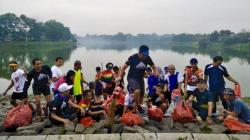 Ciputat Runners Gelar Plogging Run dan Tebar Ikan di Situ Gintung