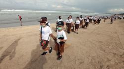 Warga Lokal dan Luar Negeri Bersama-Sama Bersihkan Pantai Kuta Bali