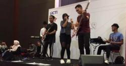 Bakar Semangat, Hanin Dhiya Hibur Peserta Audisi Rising Star Indonesia