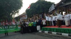 Kenakan Sarung dan Koko Putih, Jokowi Lepas Kirab Santri di Sidoarjo