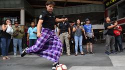 Aksi Fernando Morientes Main Bola Pakai Sarung di Surabaya