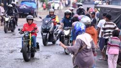 Blusukan ke Pasar Anyar, Presiden Jokowi Naik Motor Custom