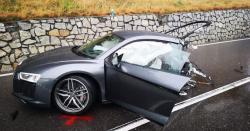 Tabrak Mobil Van VW, Supercar Audi R8 Terbelah 2