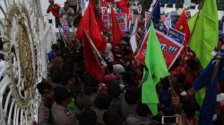 Demo Buruh Tolak UMP di Sumut Memanas, Massa Tertahan Barikade Polwan