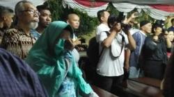 Bercucuran Air Mata, Idariyani Peluk Peti Jenazah Anaknya di RS Polri