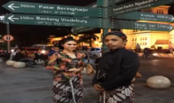 Foto Unik Prewedding Mas Pur Berbeskap dan Berjarit